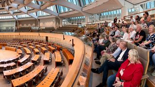Die Gruppe aus Bethel und Eben-Ezer sitzt im Plenarsaal des NRW-Landtags.