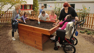 Kinder am Hochbeet Mamre-Patmos-Schule