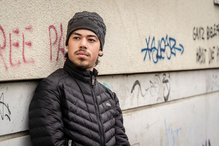 Mann lehnt sich gegen eine Wand.