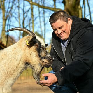 Angelo Napoletano streichelt eine Ziege
