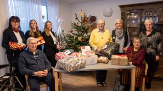 Hörmann-Mitarbeiterinnen übergeben Geschenke an Seniorinnen und Mitarbeiterinnen.