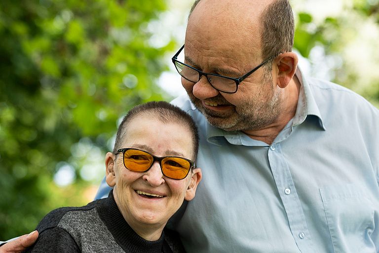 Gereon Klein hält Marie-Luise Gerhold im Arm und lächelt sie liebevoll an.