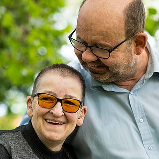 Gereon Klein hält Marie-Luise Gerhold im Arm und lächelt sie liebevoll an.