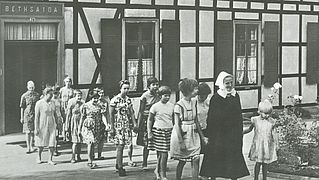 Diakonissen mit Kindern aus dem Haus Bethsaida, Ende der 1950er Jahre