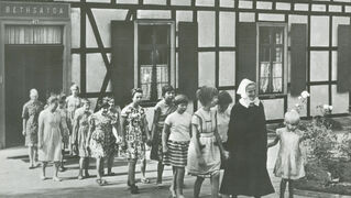 Diakonissen mit Kindern aus dem Haus Bethsaida, Ende der 1950er Jahre