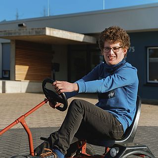 Peter Hildebrand sitzt auf einem Kettkar.