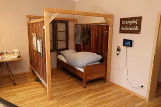 Ein Ausstellungsraum zeigt einen historischen Schlafplatz