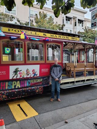 Rainer Haarmann steht vor einem bunten Cable Car.