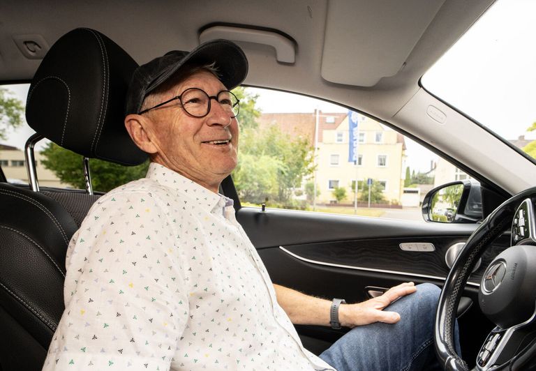 David Braun sitzt hinter dem Lenkrad.