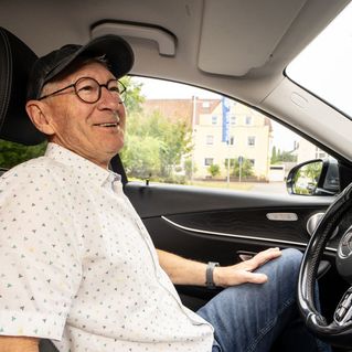 David Braun sitzt hinter dem Lenkrad.