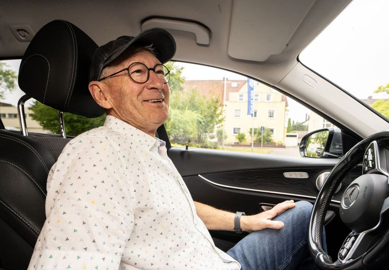 David Braun sitzt hinter dem Lenkrad.