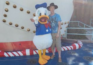 Rainer Haarmann posiert mit Donald Duck für ein Foto