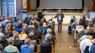Dr. Martin Reker steht vor dem Publikum.