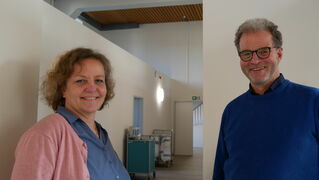 Thomas Kreutz und Christiane Freese stehen vorm Skills Lab