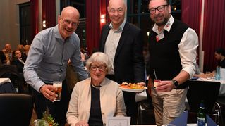 Bielefelds Sozialdezernent Ingo Nürnberger, der Vorstandsvorsitzender der v. Bodelschwinghschen Stiftungen Bethel Pastor Dr. Bartolt Haase und Marco Eltner, Arbeitsgemeinschaft der Wohlfahrtsverbände (hinten v.l.n.r.) nutzten die Gelegenheit, sich mit Pflegenden Angehörigen wie Dagmar Schlemm auszutauschen. Foto: Manuel Bünemann