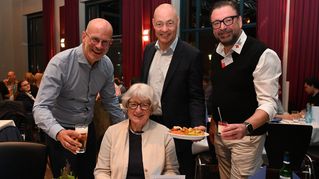 Bielefelds Sozialdezernent Ingo Nürnberger, der Vorstandsvorsitzender der v. Bodelschwinghschen Stiftungen Bethel Pastor Dr. Bartolt Haase und Marco Eltner, Arbeitsgemeinschaft der Wohlfahrtsverbände (hinten v.l.n.r.) nutzten die Gelegenheit, sich mit Pflegenden Angehörigen wie Dagmar Schlemm auszutauschen. Foto: Manuel Bünemann
