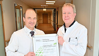 Prof. Dr. Florian Weißinger und Univ.-Prof. Dr. Thomas Vordemvenne zeigen das Zertifikat 
