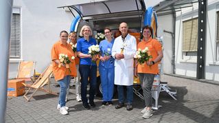 Gruppe steht vor dem Organspendemobil
