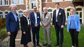 Diakon Thomas Roth, Pastorin Andrea Wagner-Pinggéra, Prof. Dr. Karim Fereidooni, Dr. Andreas Herrmann, Dr. Simon Stark und Aline Hohbein schauen in die Kamera