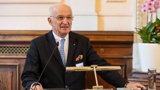 Ein älterer Mann hält eine Rede.