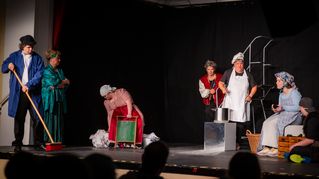 Schauspielerinnen und Schauspieler bei der Premiere auf der Bühne.