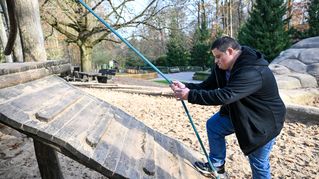 Angelo Napoletano zieht sich an einem Seil am Klettergerüst hoch.