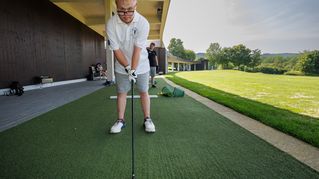 Schwungvoll schlägt Mika Wellner den Golfball rund 100 Meter weit ab. Der 17-jährige Mamre-Patmos-Schüler hat unter Trainer Bradley Kerr große Fortschritte gemacht. Fotos: Oliver Krato