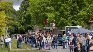Menschenmasse gehen über das Festivalgelände