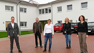 Es stehen, von links, Architekt Robert Wiehofsky, Bethel.regional-Geschäftsführer Stefan Helling-Voß, Bereichsleiterin Linda Kühling sowie die Regionalleiterinnen Marieke Conty und Sabine Jacobs vor dem sanierten Gebäude Patmos.