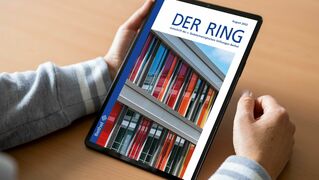 Hände mit Tablet und digitaler Ring-Ausgabe