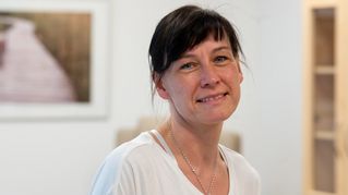 Jana Müller freut sich und lächelt in die Kamera