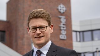 Dr. Simon Stark vor der Hauptverwaltung Bethel