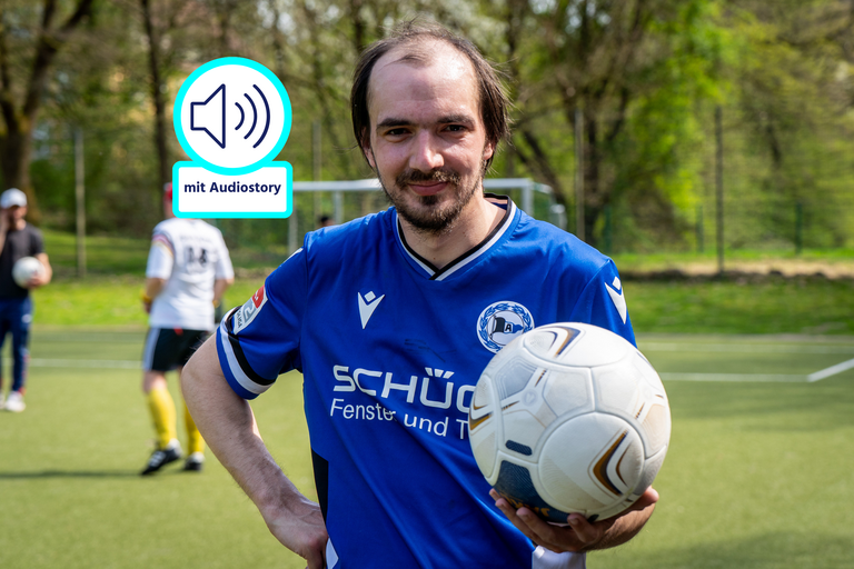 Patrick Noppenberger hält einen Fußball in der Hand