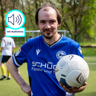 Patrick Noppenberger hält einen Fußball in der Hand