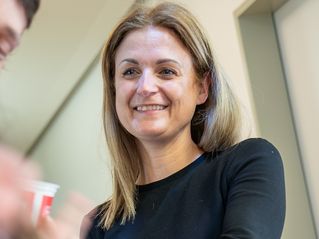 Eine Frau lächelt