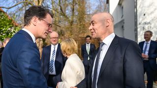 Hendrik Wüst und Bartolt Haase schütteln sich die Hände.