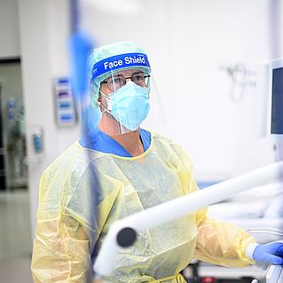 Ralf Berning in Schutzkleidung bei der Arbeit auf der Intensivstation