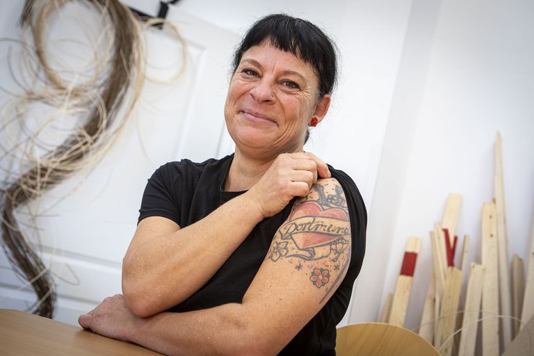 Silke Wunsch zeigt ihr Tattoo auf dem Oberarm