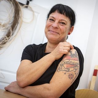 Silke Wunsch zeigt ihr Tattoo auf dem Oberarm