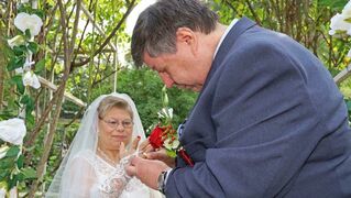 The wedding couple put on the rings