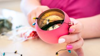 Antje Gärtner zeigt eine gebastelte Kugel