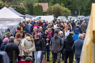 Viele Besucherinnen und Besucher gehen über den Flohmarkt.