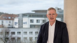 Ein Mann lächelt in die Kamera