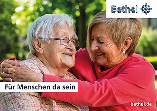 Gisela Borgstedt umarmt ihre Mutter Edith Jungk.